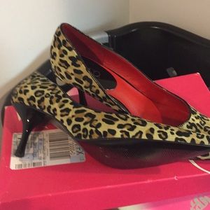 Pumps leopard Nine & Co. never worn. $25